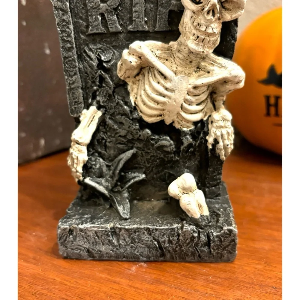 ☠️ NEW VIRAL TIKTOK HALLOWEEN RIP SKELETON ON TOMBSTONE CEMETERY FIGURE SPOOKY - Picture 3 of 8